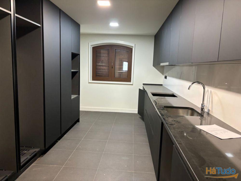 Magnífica Moradia 4 frentes/2 suites/garagem 4 carros/a 350m da praia Magnífica Moradia 4 frentes/2 suites/garagem 4 carros/a 350m da praia