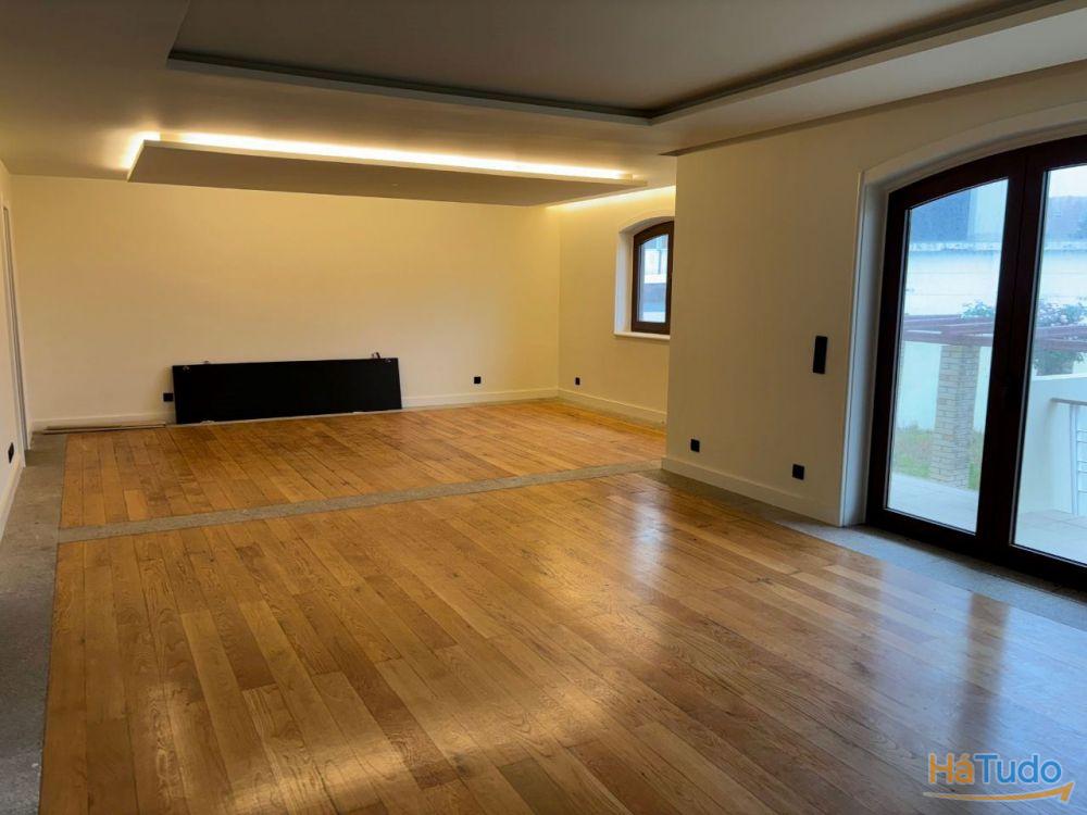 Magnífica Moradia 4 frentes/2 suites/garagem 4 carros/a 350m da praia Magnífica Moradia 4 frentes/2 suites/garagem 4 carros/a 350m da praia