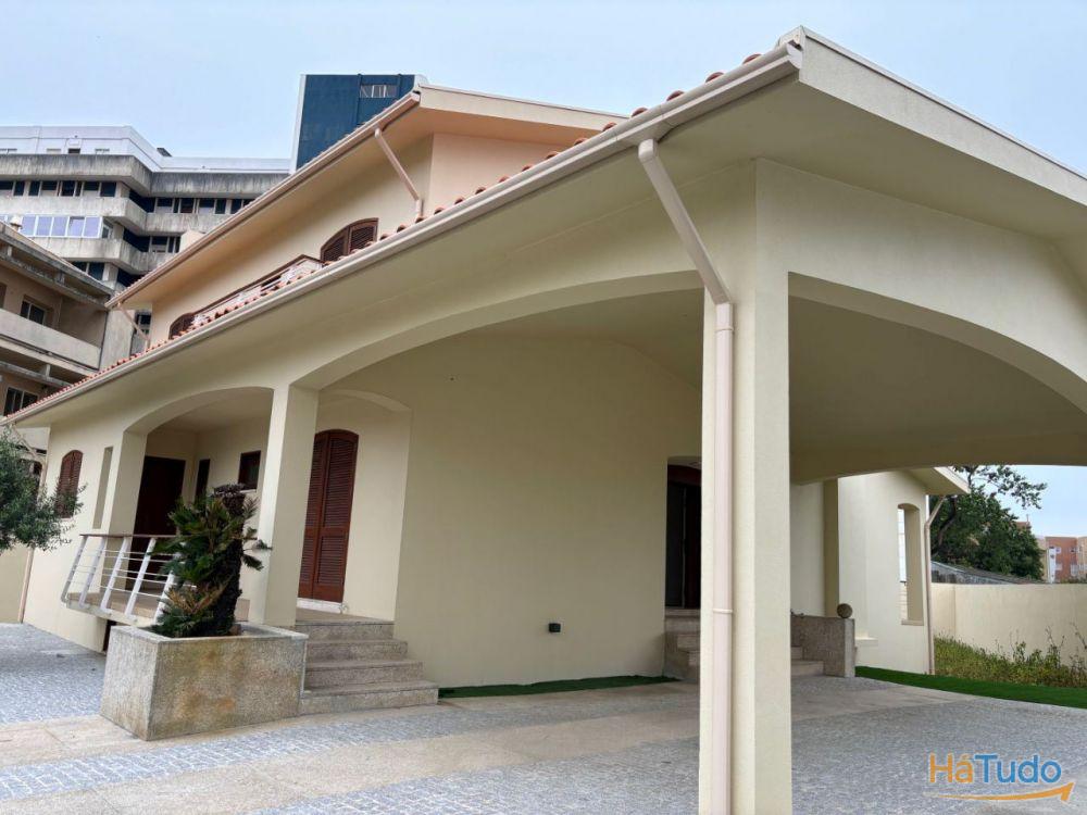 Magnífica Moradia 4 frentes/2 suites/garagem 4 carros/a 350m da praia Magnífica Moradia 4 frentes/2 suites/garagem 4 carros/a 350m da praia
