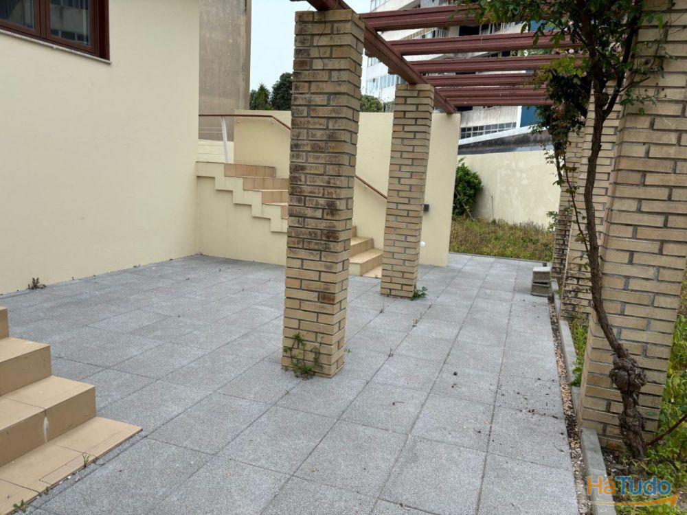 Magnífica Moradia 4 frentes/2 suites/garagem 4 carros/a 350m da praia Magnífica Moradia 4 frentes/2 suites/garagem 4 carros/a 350m da praia