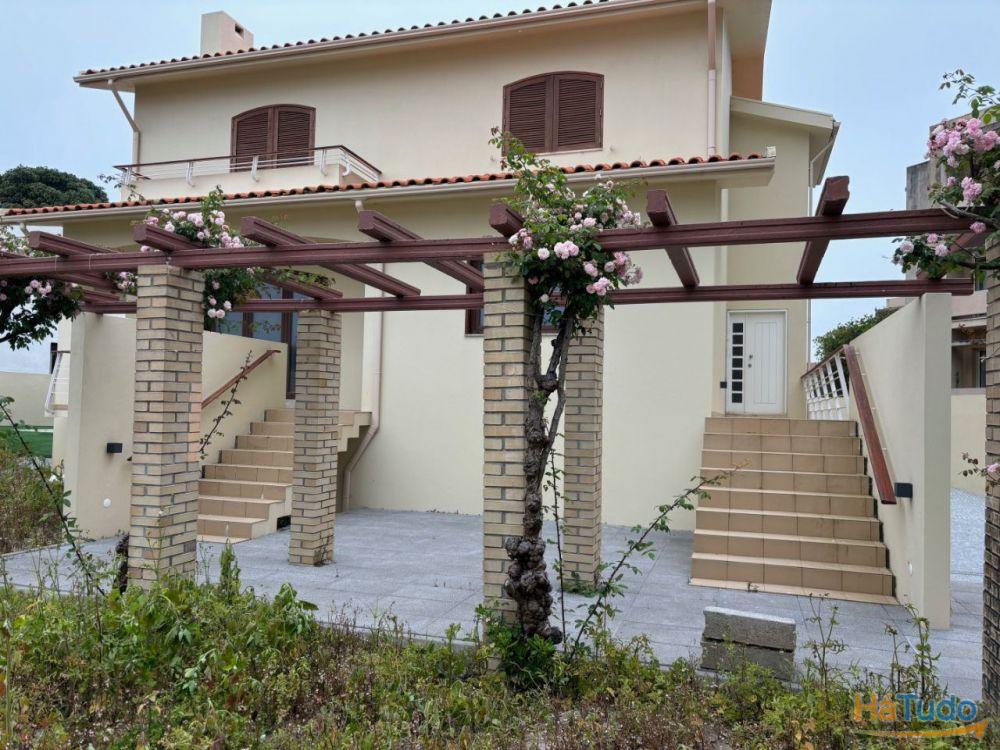 Magnífica Moradia 4 frentes/2 suites/garagem 4 carros/a 350m da praia Magnífica Moradia 4 frentes/2 suites/garagem 4 carros/a 350m da praia