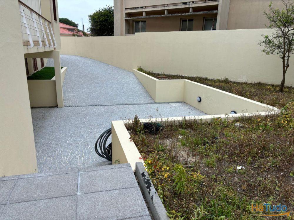 Magnífica Moradia 4 frentes/2 suites/garagem 4 carros/a 350m da praia Magnífica Moradia 4 frentes/2 suites/garagem 4 carros/a 350m da praia