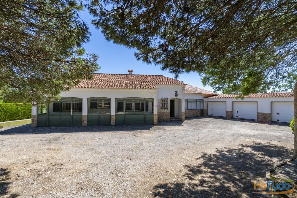 Propriedade Única na Azóia (Colares) . Uma Jóia à beira-mar Propriedade Única na Azóia (Colares) . Uma Jóia à beira-mar