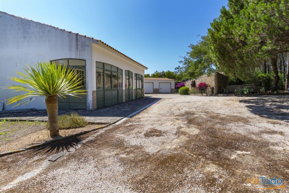 Propriedade Única na Azóia (Colares) . Uma Jóia à beira-mar Propriedade Única na Azóia (Colares) . Uma Jóia à beira-mar