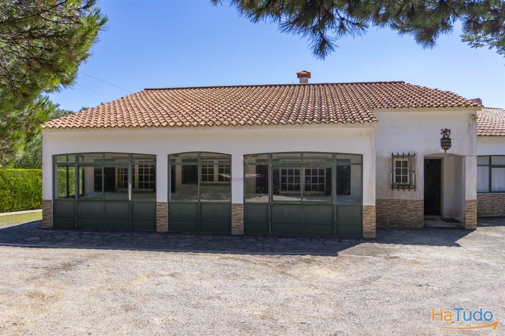 Propriedade Única na Azóia (Colares) . Uma Jóia à beira-mar Propriedade Única na Azóia (Colares) . Uma Jóia à beira-mar