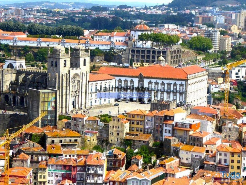 Edifício, Prédio devoluto para reabilitar, centro do Porto. Portugal, Baixa do Porto. Edifício, Prédio devoluto para reabilitar, centro do Porto. Portugal, Baixa do Porto.