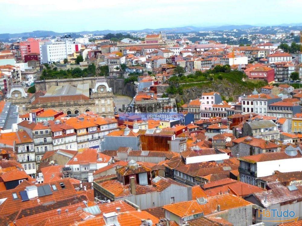 Edifício, Prédio devoluto para reabilitar, centro do Porto. Portugal, Baixa do Porto. Edifício, Prédio devoluto para reabilitar, centro do Porto. Portugal, Baixa do Porto.