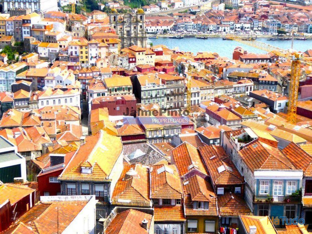 Edifício, Prédio devoluto para reabilitar, centro do Porto. Portugal, Baixa do Porto. Edifício, Prédio devoluto para reabilitar, centro do Porto. Portugal, Baixa do Porto.