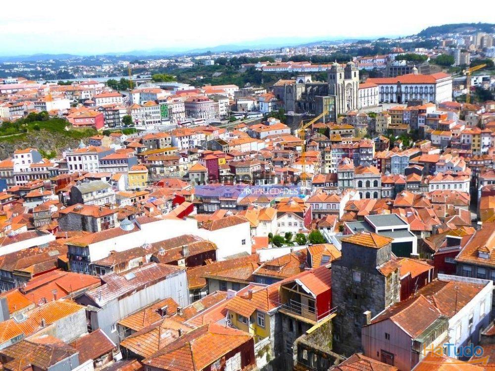 Edifício, Prédio devoluto para reabilitar, centro do Porto. Portugal, Baixa do Porto. Edifício, Prédio devoluto para reabilitar, centro do Porto. Portugal, Baixa do Porto.