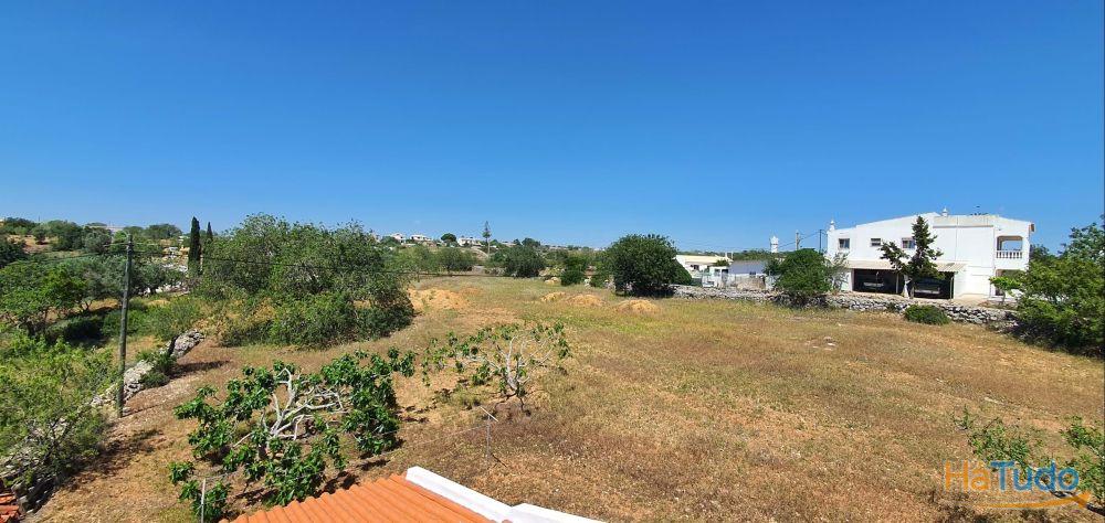 Terreno com vista de mar com rea de construo