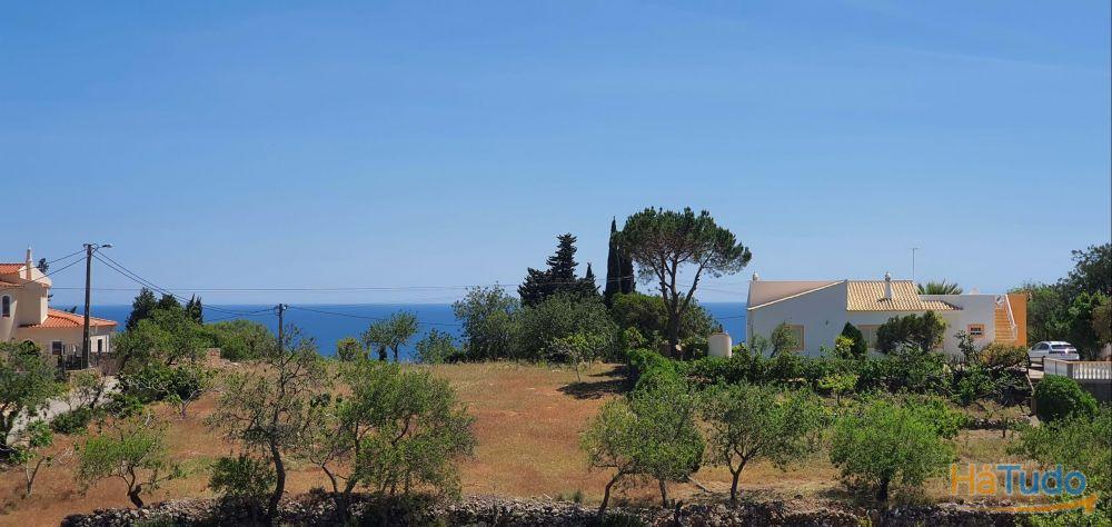 Terreno com vista de mar com rea de construo