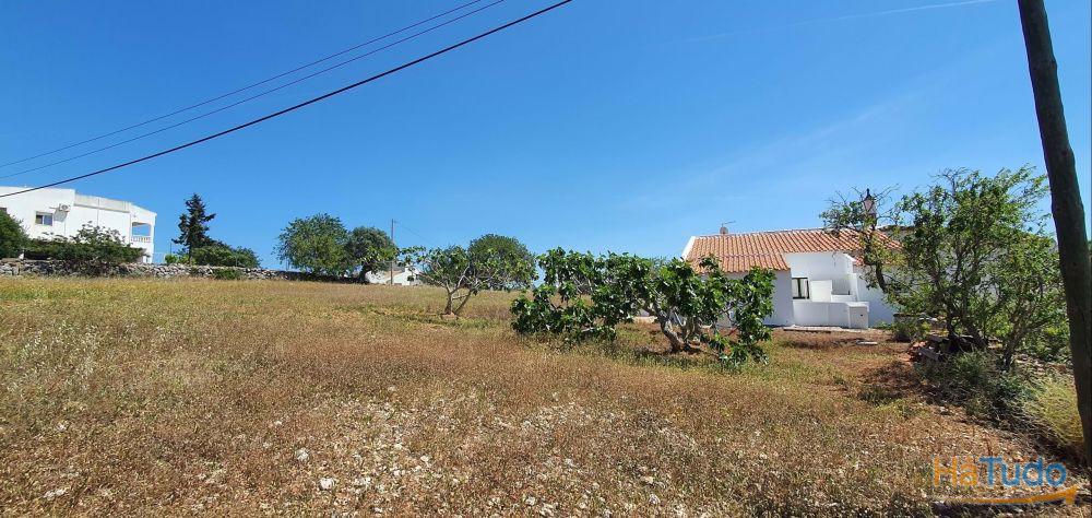 Terreno com vista de mar com rea de construo