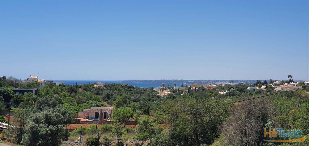 Terreno com vista de mar com rea de construo