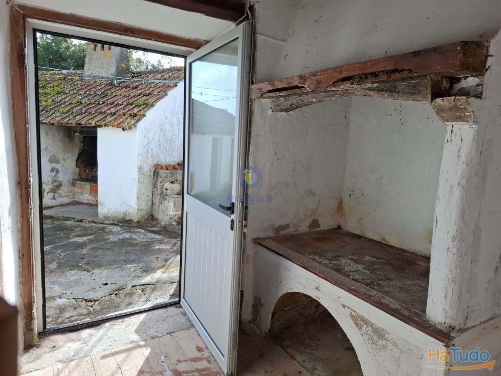 Moradia trrea isolada para recuperar em Cela, Alcobaa.