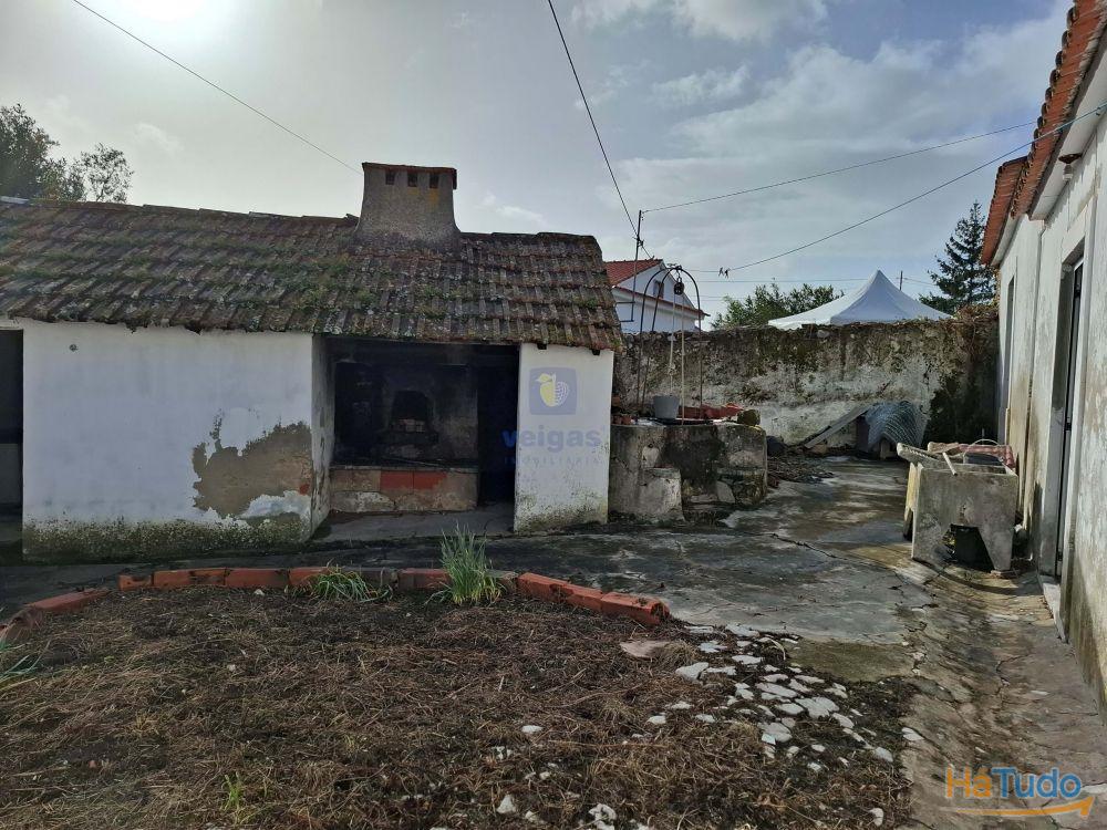 Moradia trrea isolada para recuperar em Cela, Alcobaa.