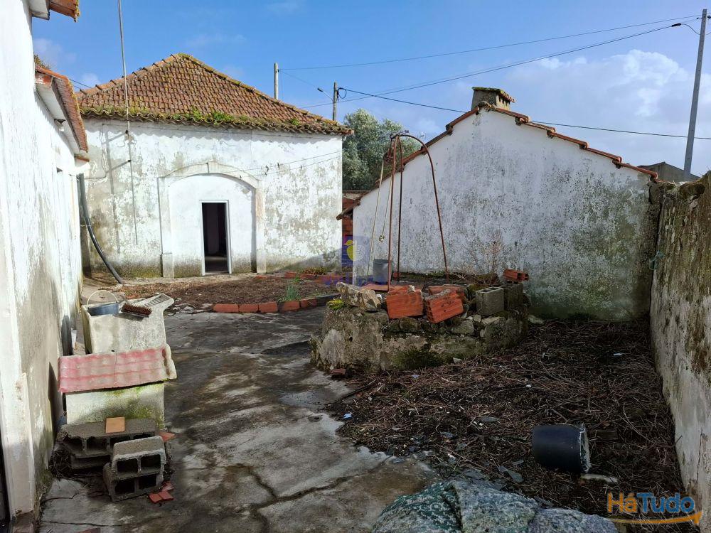 Moradia trrea isolada para recuperar em Cela, Alcobaa.