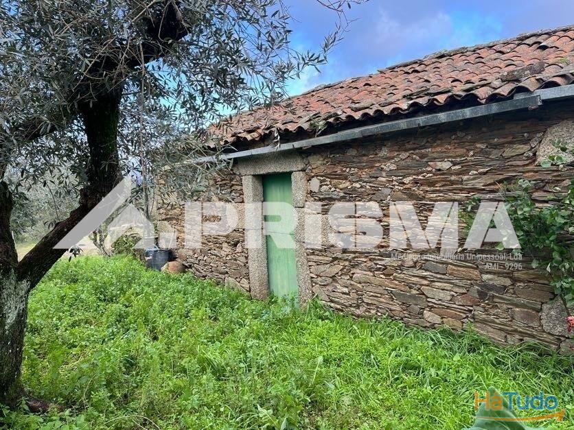 Terreno com construo em xisto para venda em Salgueiro do Campo