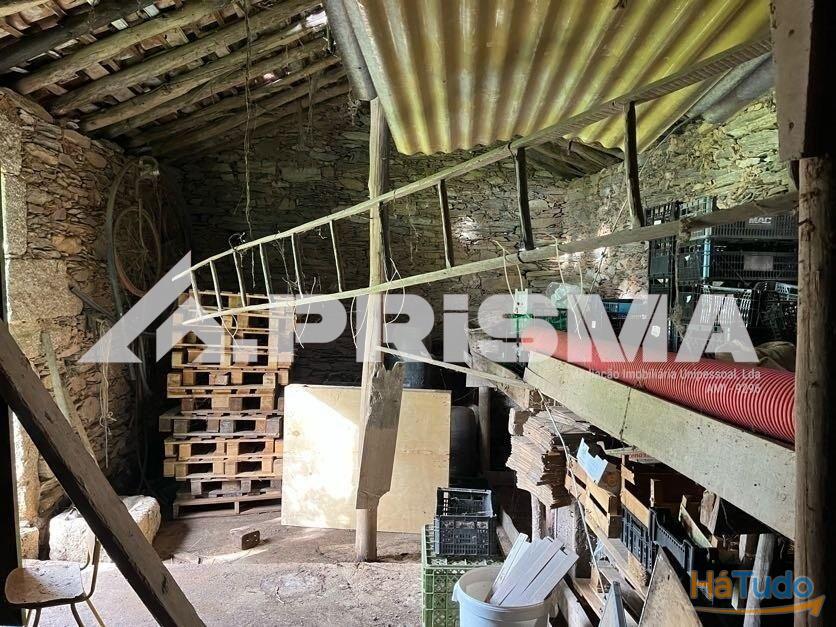 Terreno com construo em xisto para venda em Salgueiro do Campo