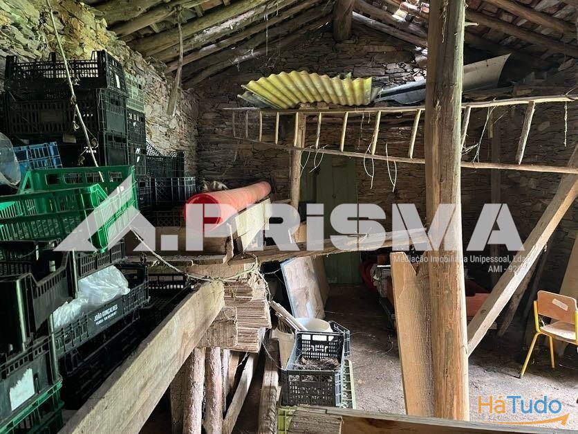 Terreno com construo em xisto para venda em Salgueiro do Campo