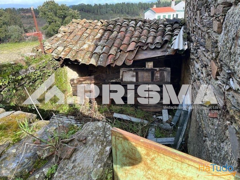Terreno com construo em xisto para venda em Salgueiro do Campo