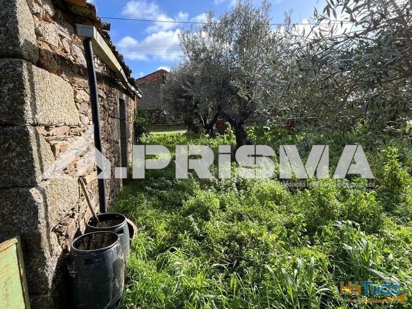 Terreno com construo em xisto para venda em Salgueiro do Campo