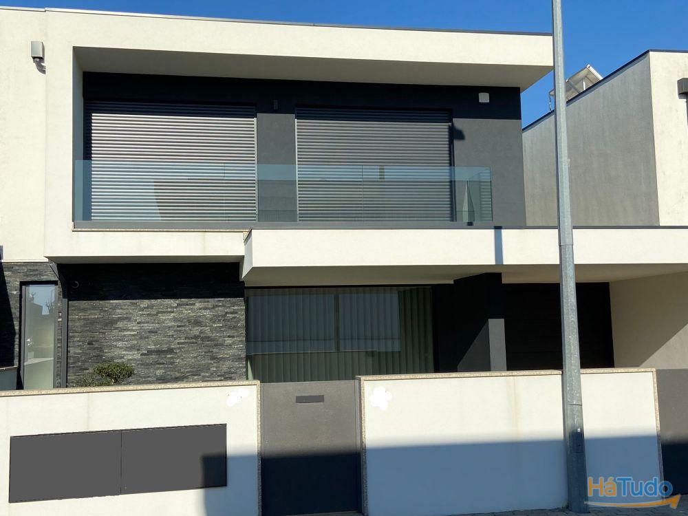 Moradia T4 + Escritrio na Vila de Prado! Pronto a escriturar