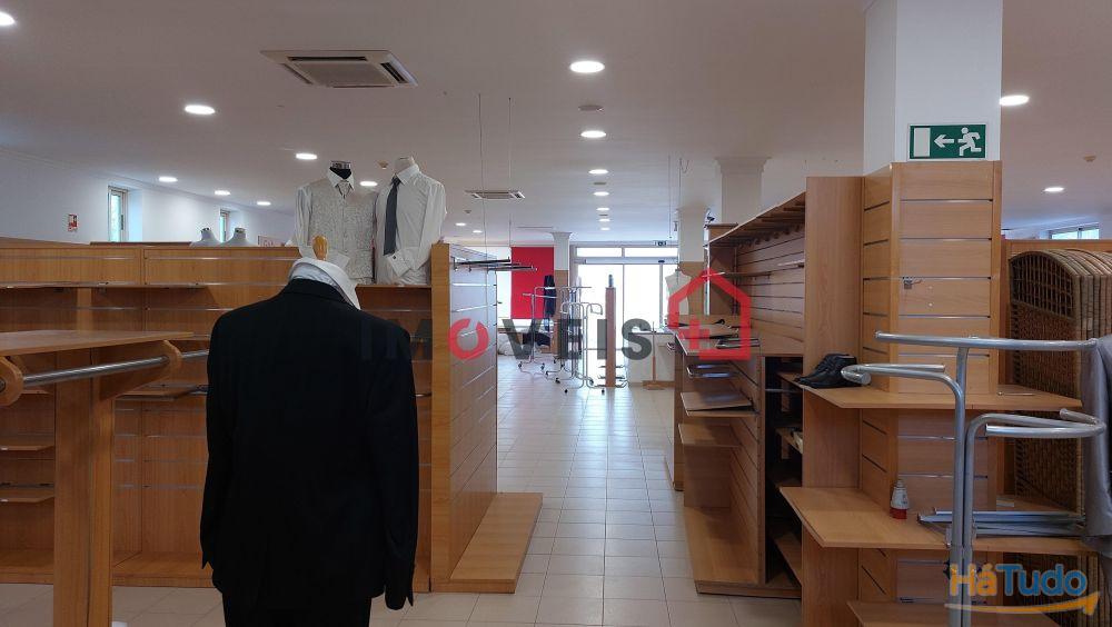 Loja com potencial para vários serviços ou comércio! Loja com potencial para vários serviços ou comércio!