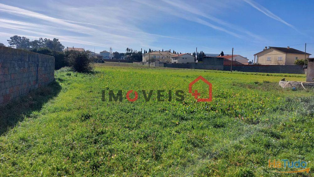 Terreno para construção com oito mil trezentos e oitenta metros quadrados Terreno para construção com oito mil trezentos e oitenta metros quadrados