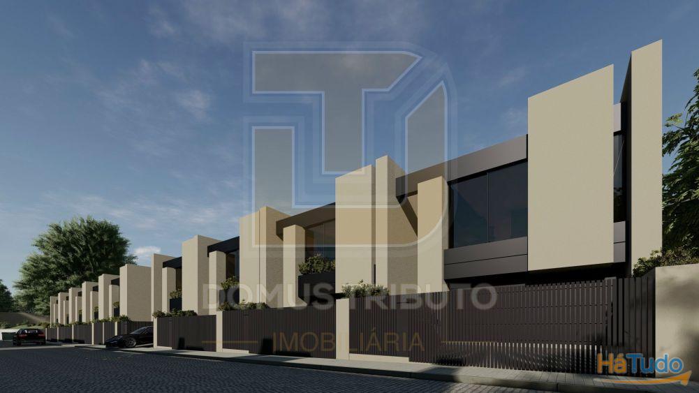 Moradia V3, 2 frentes, com 3 suítes, garagem fechada para 2 carros, varandas, terraços e jardim. Moradia V3, 2 frentes, com 3 suítes, garagem fechada para 2 carros, varandas, terraços e jardim.