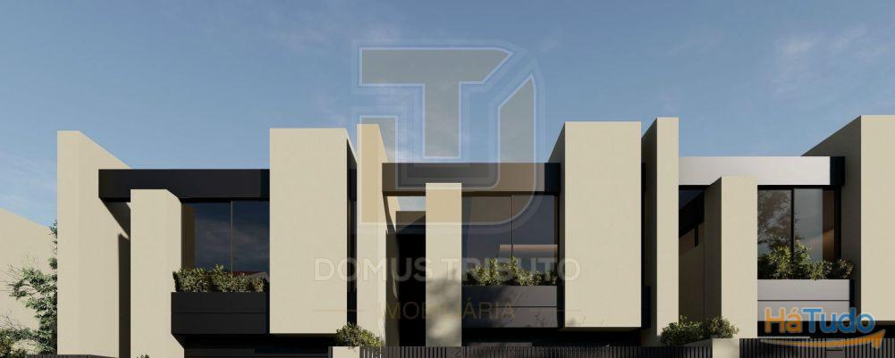 Moradia V3, 2 frentes, com 3 suítes, garagem fechada para 2 carros, varandas, terraços e jardim. Moradia V3, 2 frentes, com 3 suítes, garagem fechada para 2 carros, varandas, terraços e jardim.