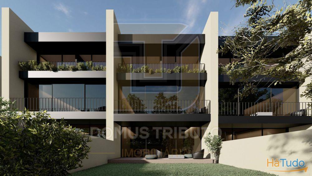 Moradia V3, 2 frentes, com 3 suítes, garagem fechada para 2 carros, varandas, terraços e jardim. Moradia V3, 2 frentes, com 3 suítes, garagem fechada para 2 carros, varandas, terraços e jardim.