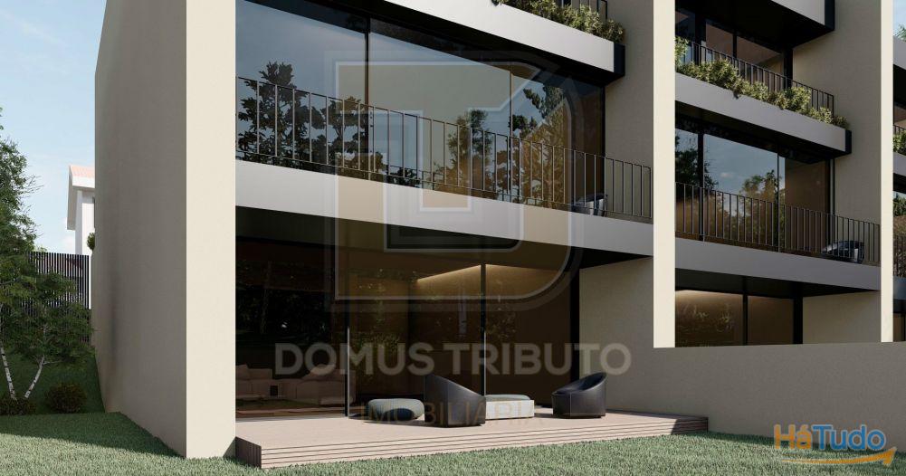 Moradia V3, 2 frentes, com 3 suítes, garagem fechada para 2 carros, varandas, terraços e jardim. Moradia V3, 2 frentes, com 3 suítes, garagem fechada para 2 carros, varandas, terraços e jardim.