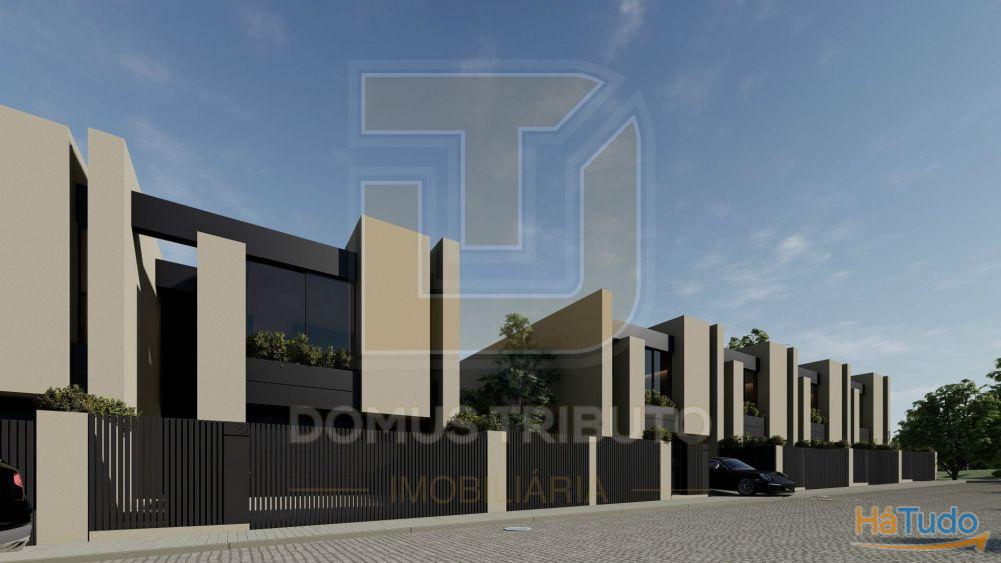 Moradia V3, 2 frentes, com 3 suítes, garagem fechada para 2 carros, varandas, terraços e jardim. Moradia V3, 2 frentes, com 3 suítes, garagem fechada para 2 carros, varandas, terraços e jardim.