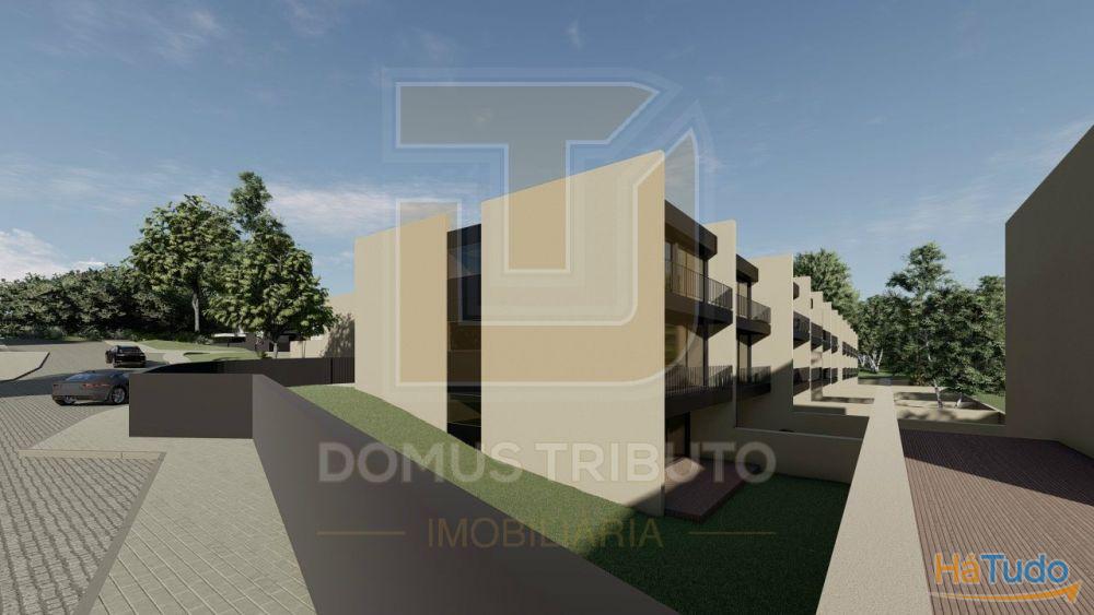 Moradia V3, 2 frentes, com 3 suítes, garagem fechada para 2 carros, varandas, terraços e jardim. Moradia V3, 2 frentes, com 3 suítes, garagem fechada para 2 carros, varandas, terraços e jardim.