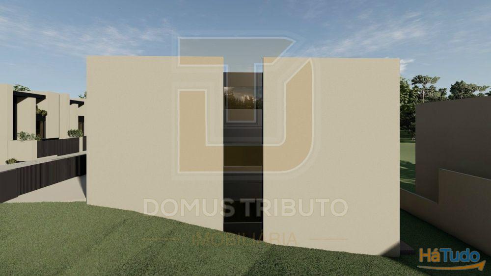 Moradia V3, 2 frentes, com 3 suítes, garagem fechada para 2 carros, varandas, terraços e jardim. Moradia V3, 2 frentes, com 3 suítes, garagem fechada para 2 carros, varandas, terraços e jardim.