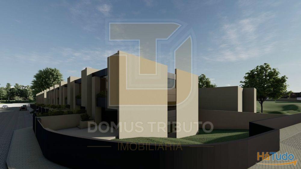 Moradia V3, 2 frentes, com 3 suítes, garagem fechada para 2 carros, varandas, terraços e jardim. Moradia V3, 2 frentes, com 3 suítes, garagem fechada para 2 carros, varandas, terraços e jardim.
