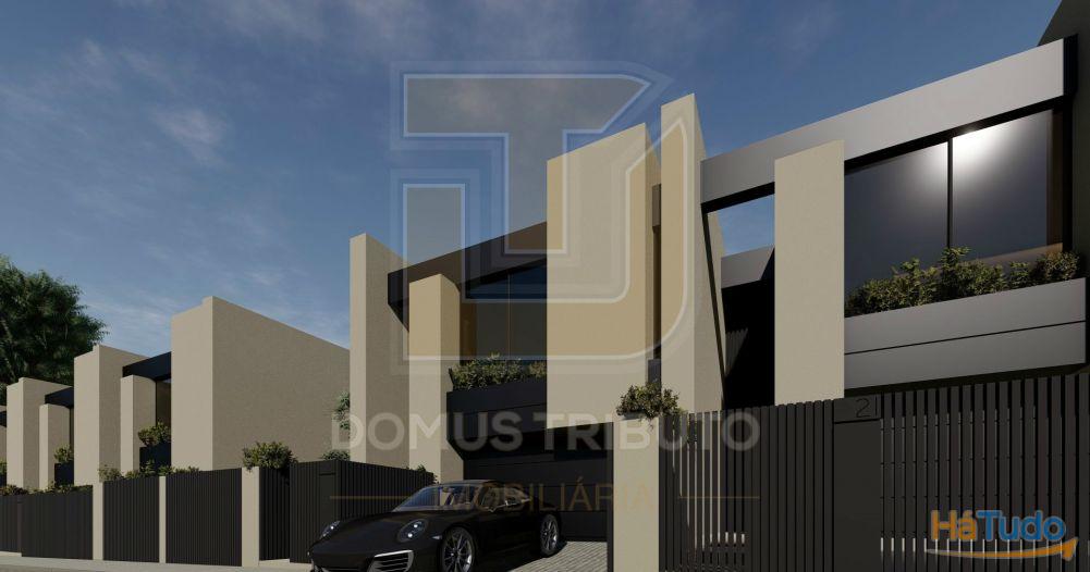 Moradia V3, 2 frentes, com 3 suítes, garagem fechada para 2 carros, varandas, terraços e jardim. Moradia V3, 2 frentes, com 3 suítes, garagem fechada para 2 carros, varandas, terraços e jardim.