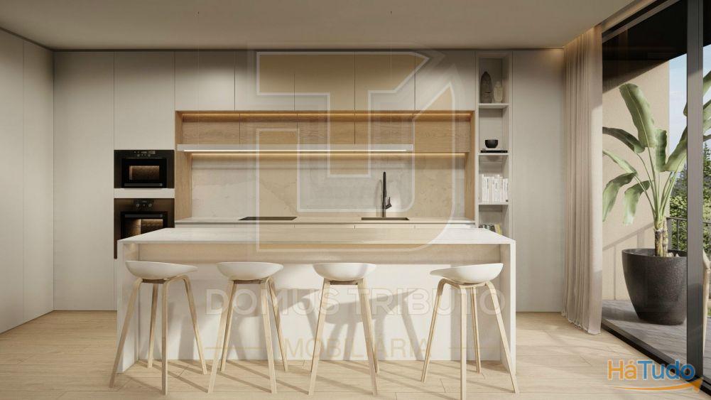 Moradia V3, 2 frentes, com 3 suítes, garagem fechada para 2 carros, varandas, terraços e jardim. Moradia V3, 2 frentes, com 3 suítes, garagem fechada para 2 carros, varandas, terraços e jardim.