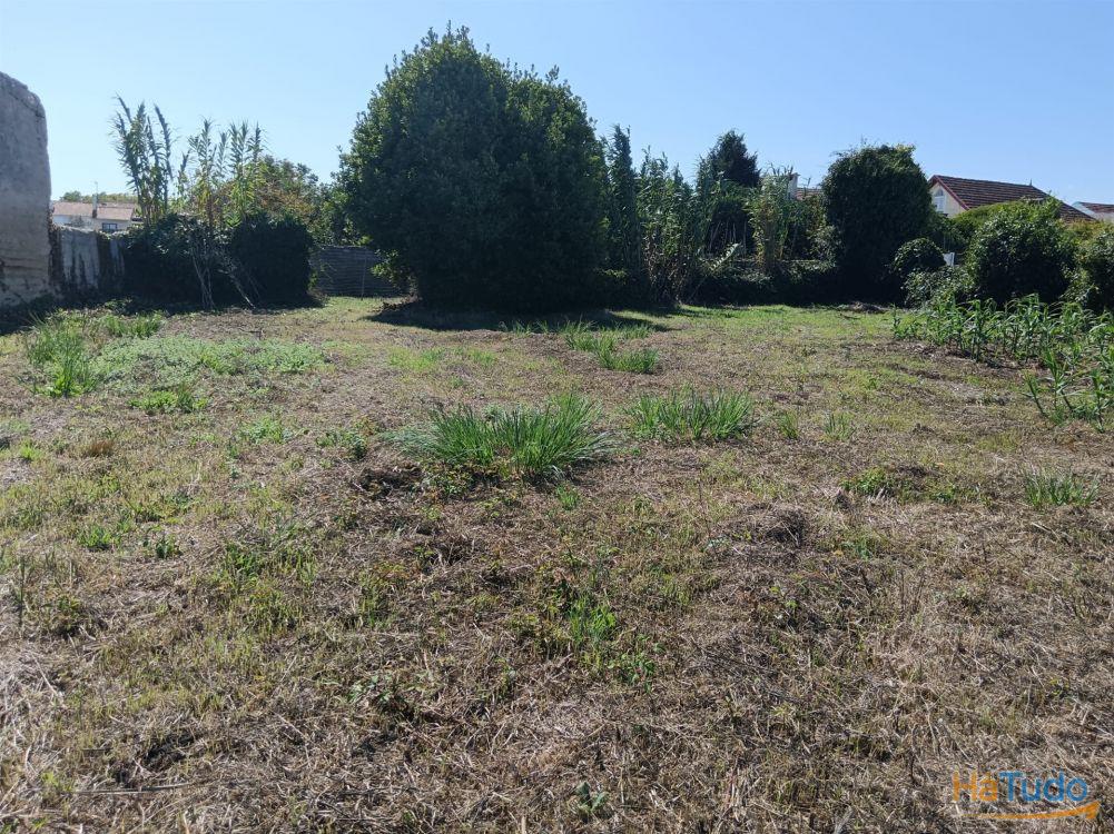 Moradia Centro de Ilhavo, c/duas entradas independentes p/restaurar c/potencial p/várias frações. Moradia Centro de Ilhavo, c/duas entradas independentes p/restaurar c/potencial p/várias frações.