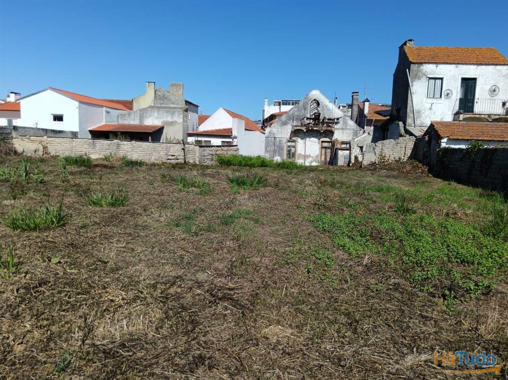 Moradia Centro de Ilhavo, c/duas entradas independentes p/restaurar c/potencial p/várias frações. Moradia Centro de Ilhavo, c/duas entradas independentes p/restaurar c/potencial p/várias frações.