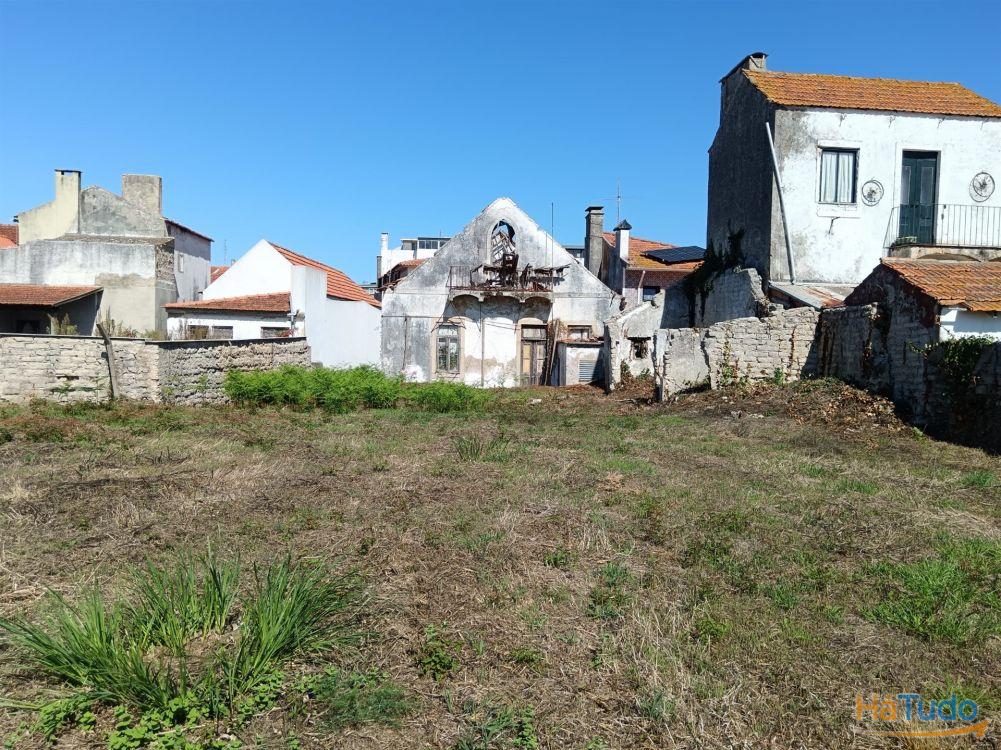 Moradia Centro de Ilhavo, c/duas entradas independentes p/restaurar c/potencial p/várias frações. Moradia Centro de Ilhavo, c/duas entradas independentes p/restaurar c/potencial p/várias frações.