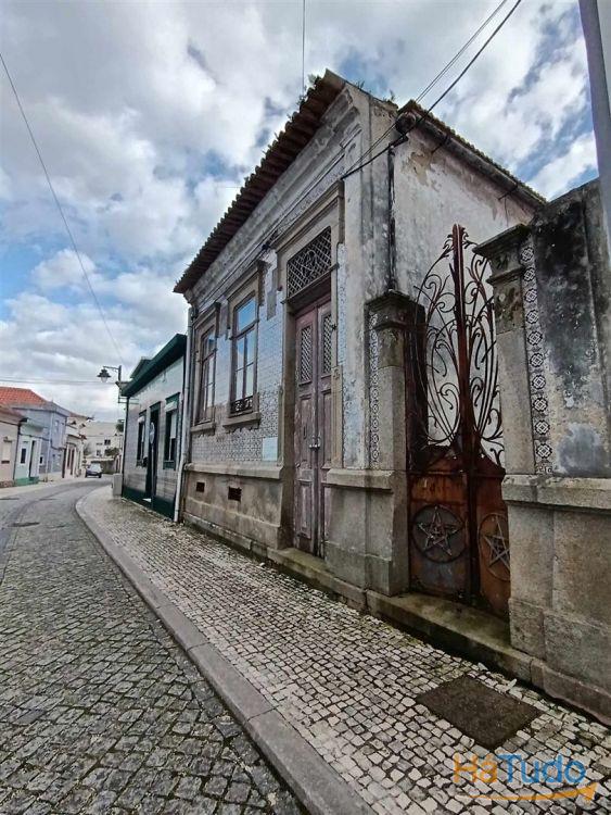 Moradia Centro de Ilhavo, c/duas entradas independentes p/restaurar c/potencial p/várias frações. Moradia Centro de Ilhavo, c/duas entradas independentes p/restaurar c/potencial p/várias frações.