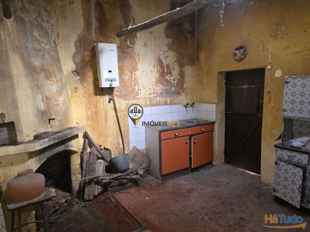 Moradia em banda com 2 pisos e logradouro, Povoa Rio Moinhos, Castelo Branco Moradia em banda com 2 pisos e logradouro, Povoa Rio Moinhos, Castelo Branco