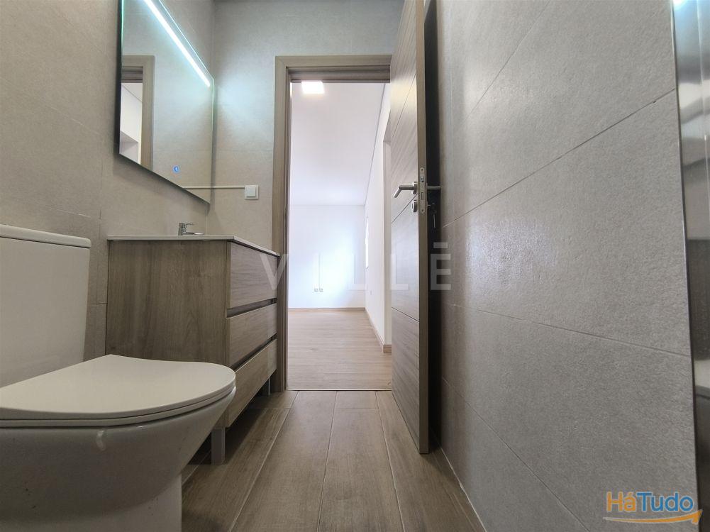 Moradia totalmente remodelada dividida em 4 unidades Moradia totalmente remodelada dividida em 4 unidades