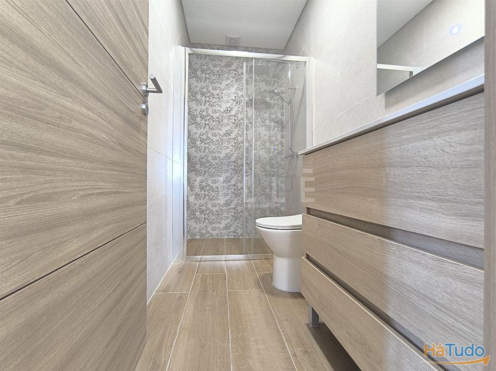 Moradia totalmente remodelada dividida em 4 unidades Moradia totalmente remodelada dividida em 4 unidades