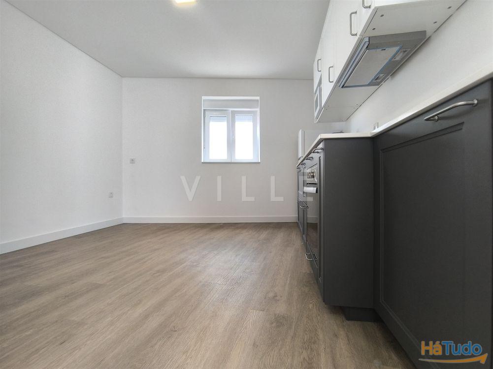 Moradia totalmente remodelada dividida em 4 unidades Moradia totalmente remodelada dividida em 4 unidades