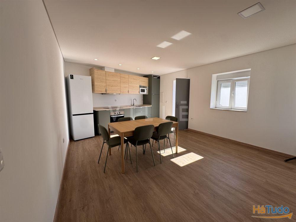 Moradia totalmente remodelada dividida em 4 unidades Moradia totalmente remodelada dividida em 4 unidades