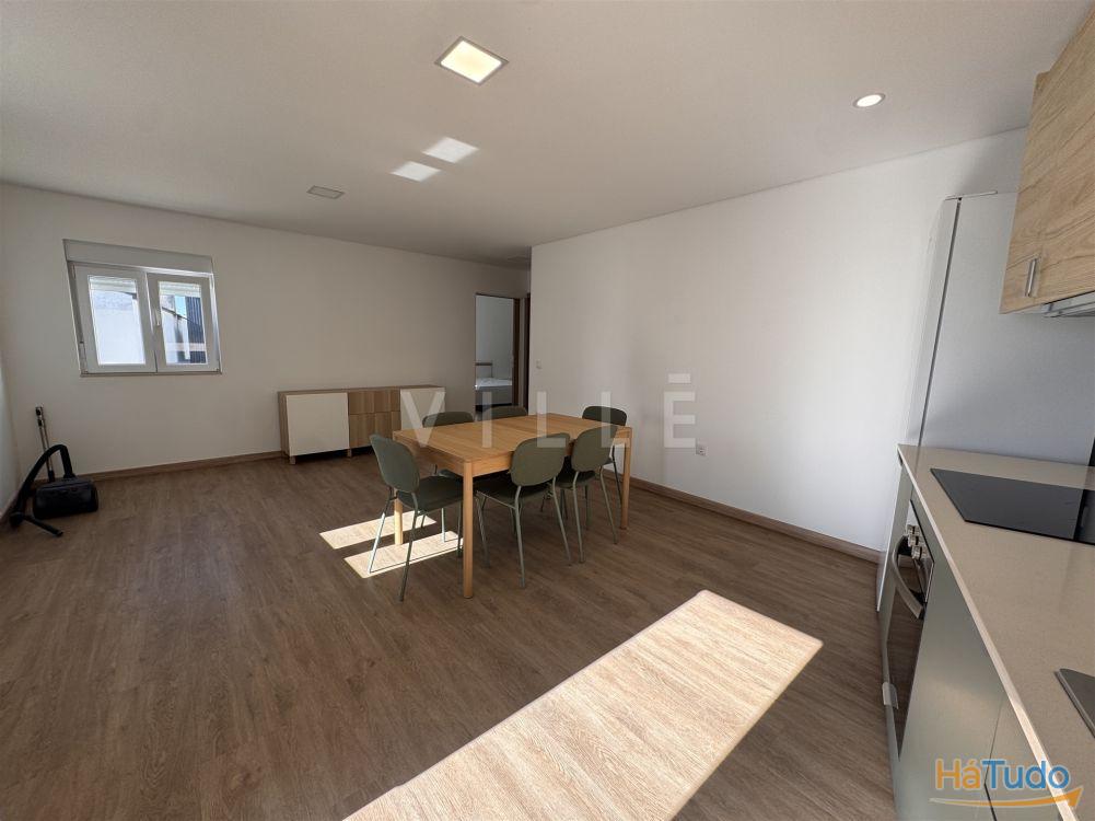 Moradia totalmente remodelada dividida em 4 unidades Moradia totalmente remodelada dividida em 4 unidades