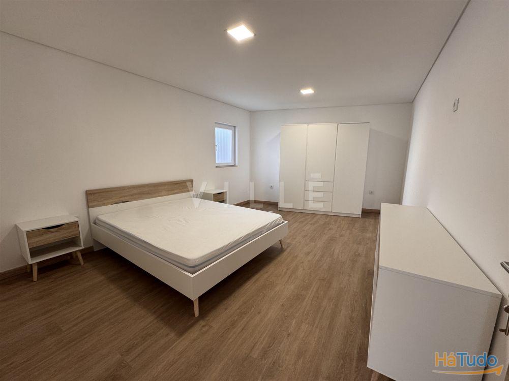 Moradia totalmente remodelada dividida em 4 unidades Moradia totalmente remodelada dividida em 4 unidades