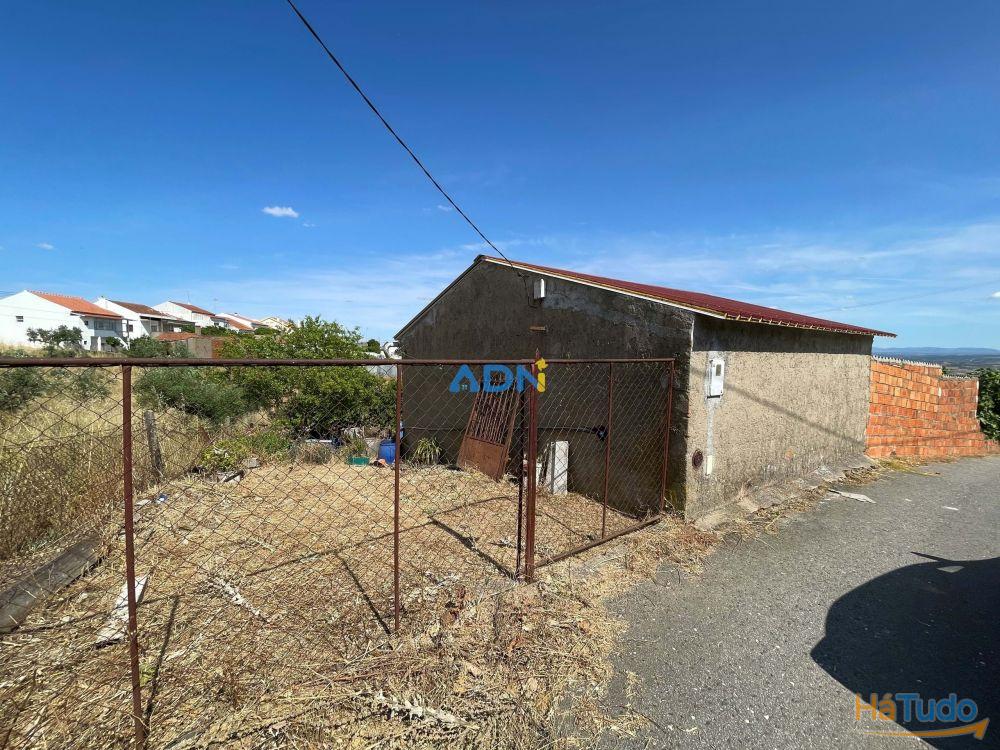 Terreno Agrcola com 2.740 m, construo agrcola e poo